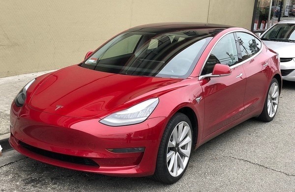 ТОП-7 недостатков Tesla Model S