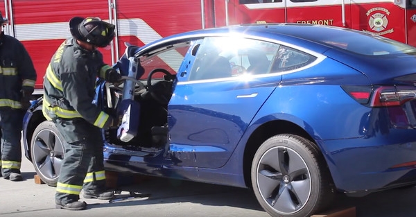 Как правильно разрезать Tesla в случае аварии - видео