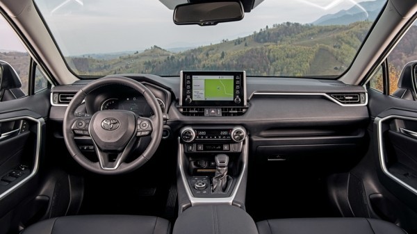 Находим заносчивым кроссовер Toyota RAV4 пятого поколения