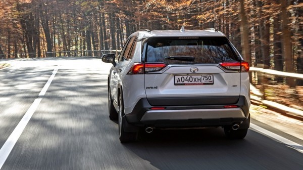 Находим заносчивым кроссовер Toyota RAV4 пятого поколения