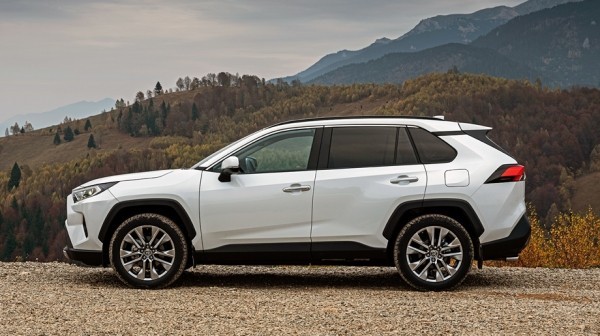 Находим заносчивым кроссовер Toyota RAV4 пятого поколения