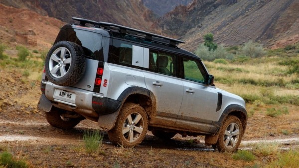 Названа дата появления нового внедорожника Land Rover Defender в России