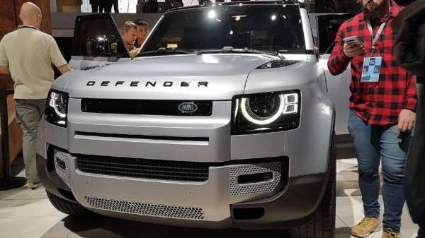Названа дата появления нового внедорожника Land Rover Defender в России