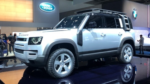 Названа дата появления нового внедорожника Land Rover Defender в России