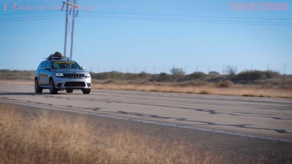 Jeep от Hennessey доставляет елку на скорости 291 км/ч
