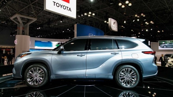 Toyota объявила цены на обновленный кроссовер Highlander Toyota объявила цены на обновленный кроссовер Highlander