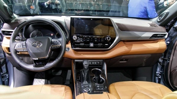 Toyota объявила цены на обновленный кроссовер Highlander Toyota объявила цены на обновленный кроссовер Highlander