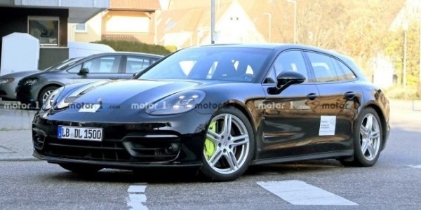 В Сети появились живые фото нового Porsche Panamera Sport Turismo