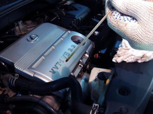 Уровень масла в двигателе повышен: почему так происходит