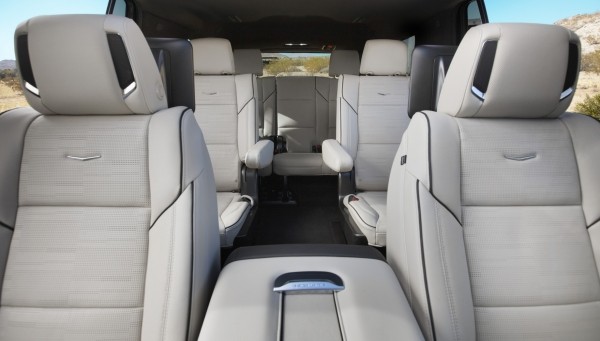 Новый Cadillac Escalade постарался удивить публику начинкой Новый Cadillac Escalade постарался удивить публику начинкой