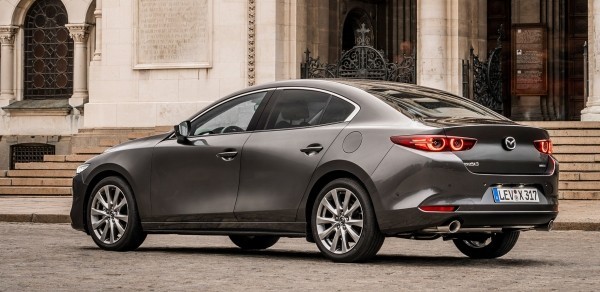 Mazda 3 отозвана в России из-за риска остановки двигателя Mazda 3 отозвана в России из-за риска остановки двигателя