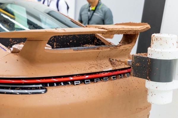 Новый Porsche 911 обзавелся аэродинамическими улучшениями 