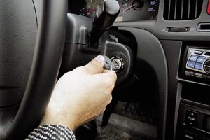 Почему двигатель не «схватывает» при запуске мотора: основные причины и что делать водителю Почему двигатель не «схватывает» при запуске мотора: основные причины и что делать водителю
