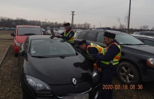 Венгерская полиция проверяет &laquo;евробляхи&raquo;, припаркованные возле границы