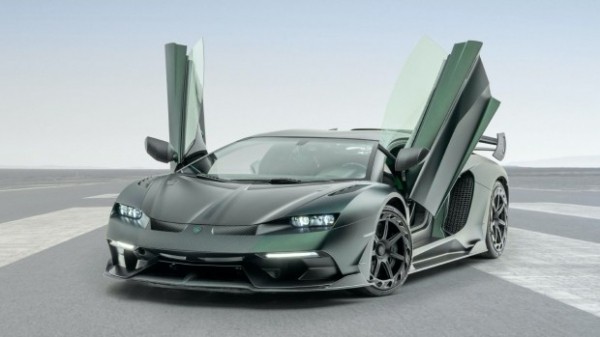 Lamborghini Aventador получил новую оптику и расширенный кузов