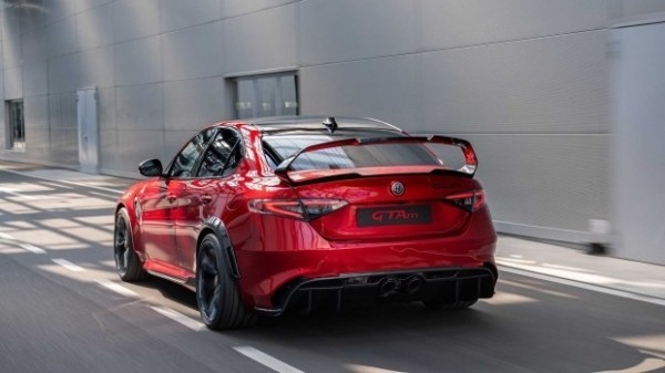 Alfa Romeo Giulia GTA презентована официально Alfa Romeo Giulia GTA презентована официально
