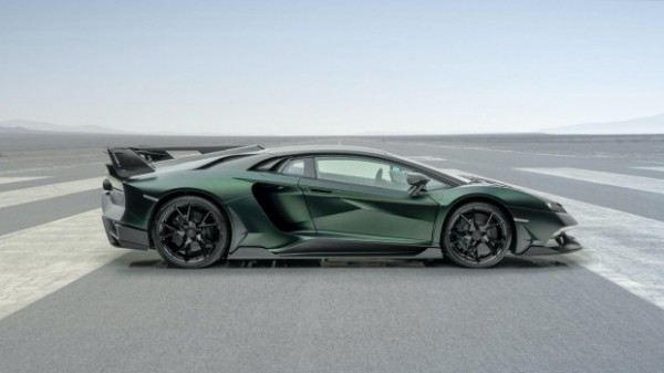 Lamborghini Aventador получил новую оптику и расширенный кузов