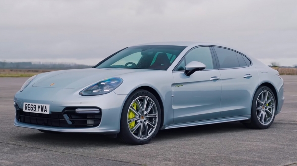 Новая Audi RS7, Bentley Flying Spur и Panamera Turbo S сошлись на прямой Новая Audi RS7, Bentley Flying Spur и Panamera Turbo S сошлись на прямой