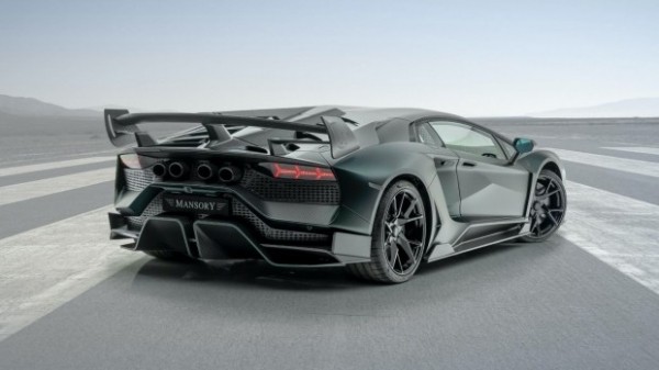 Lamborghini Aventador получил новую оптику и расширенный кузов