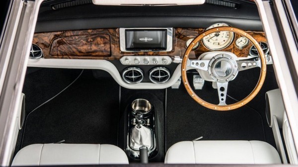 Из классического MINI сделали Lotus из фильма о Джеймсе Бонде Из классического MINI сделали Lotus из фильма о Джеймсе Бонде