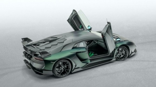 Lamborghini Aventador получил новую оптику и расширенный кузов