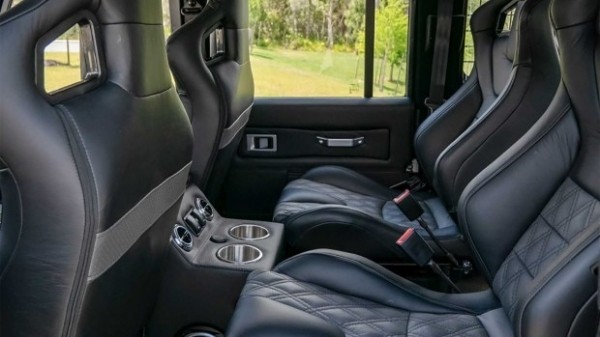 Tesla Model D: необычный тюнинг Land Rover Defender Tesla Model D: необычный тюнинг Land Rover Defender