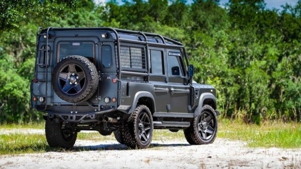Tesla Model D: необычный тюнинг Land Rover Defender Tesla Model D: необычный тюнинг Land Rover Defender