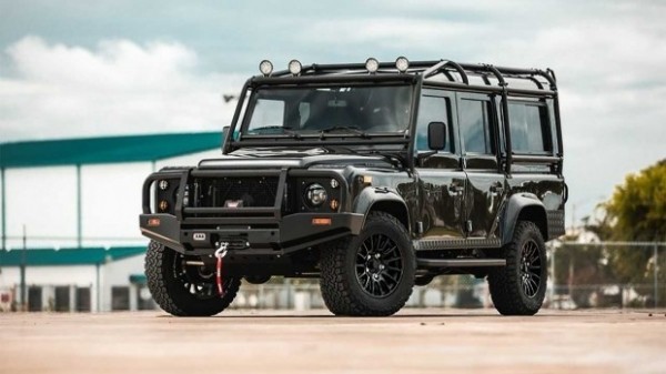 Tesla Model D: необычный тюнинг Land Rover Defender Tesla Model D: необычный тюнинг Land Rover Defender