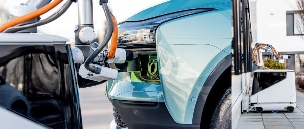 Робот Aiways Carl показал автономную зарядку электрокара Робот Aiways Carl показал автономную зарядку электрокара
