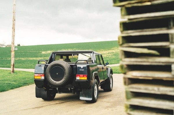 На продажу выставили «идеальный» внедорожник Lamborghini LM002 На продажу выставили «идеальный» внедорожник Lamborghini LM002