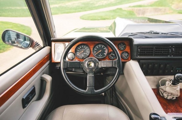 На продажу выставили «идеальный» внедорожник Lamborghini LM002 На продажу выставили «идеальный» внедорожник Lamborghini LM002