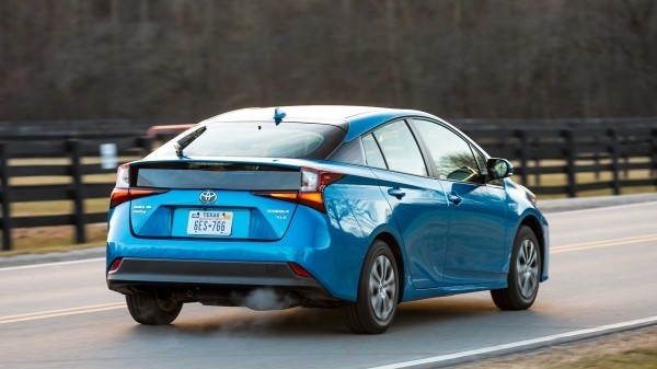 Toyota анонсировала юбилейную версию гибридного седана Prius 