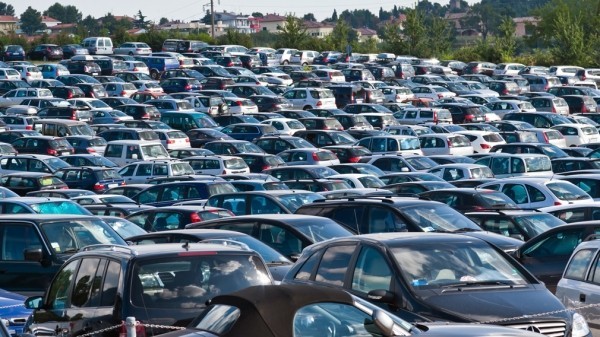 Продажи некоторых автокомпаний в США снизились на 50%