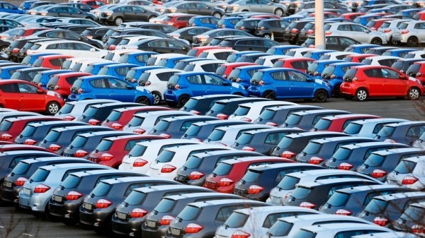 Продажи некоторых автокомпаний в США снизились на 50%