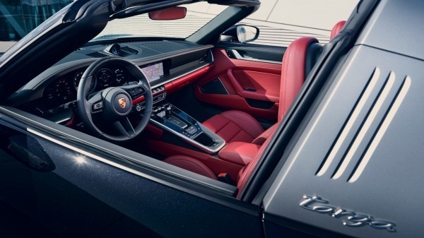 Фотомодель Porsche 911 Targa научилась быстрее складывать крышу Фотомодель Porsche 911 Targa научилась быстрее складывать крышу