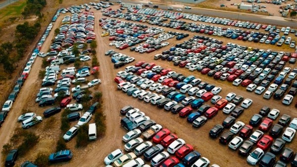В Австралии начали продавать 4 тысячи машин, поврежденных градом