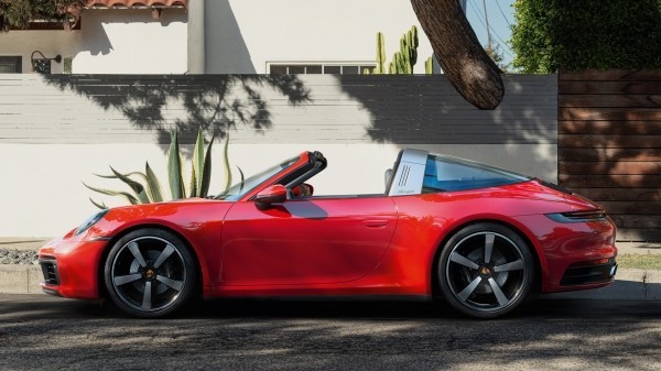 Фотомодель Porsche 911 Targa научилась быстрее складывать крышу Фотомодель Porsche 911 Targa научилась быстрее складывать крышу