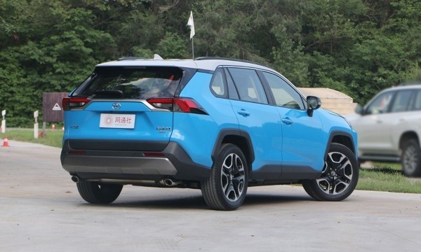 Начались продажи обновленного кроссовера Toyota RAV4 Начались продажи обновленного кроссовера Toyota RAV4
