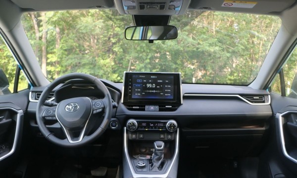 Начались продажи обновленного кроссовера Toyota RAV4 Начались продажи обновленного кроссовера Toyota RAV4