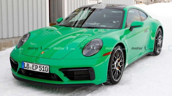 Porsche тестирует на Нюрбургринге новую версию спортивного купе 911 Porsche тестирует на Нюрбургринге новую версию спортивного купе 911