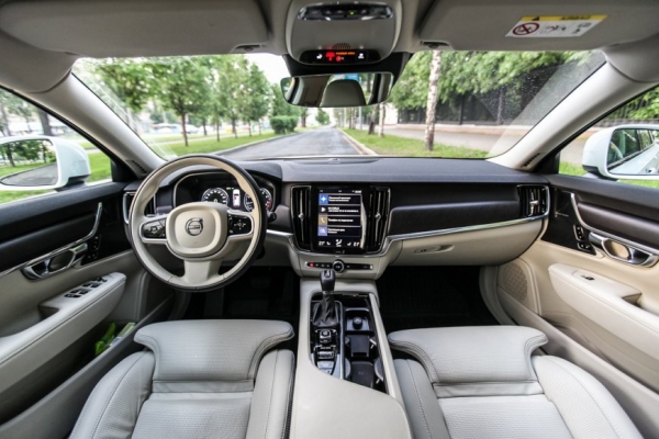 Volvo показала в РФ рестайлинговые S90 и V90 Cross Country