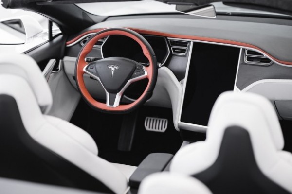 Тесле Model S снесло крышу Тесле Model S снесло крышу