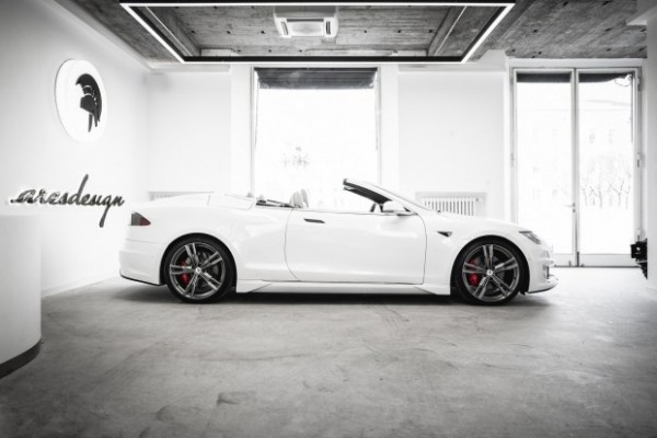 Тесле Model S снесло крышу Тесле Model S снесло крышу