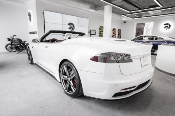 Тесле Model S снесло крышу Тесле Model S снесло крышу