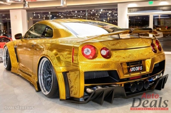 &laquo;Ты мой золотой&raquo;: в Дубае продается уникальный Nissan GT-R