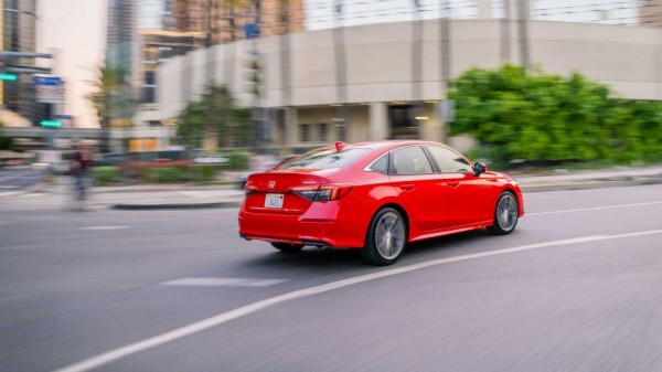 В этой гонке участвует Honda Civic 2022 года, Mazda3 и Toyota Corolla В этой гонке участвует Honda Civic 2022 года, Mazda3 и Toyota Corolla