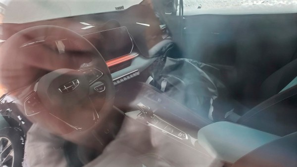 Фотошпионы опубликовали снимки интерьера нового Geely Coolray Фотошпионы опубликовали снимки интерьера нового Geely Coolray