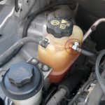 Когда менять ТОСОЛ в автомобиле или заливать свежий антифриз: когда нужна замена охлаждающей жидкости Когда менять ТОСОЛ в автомобиле или заливать свежий антифриз: когда нужна замена охлаждающей жидкости
