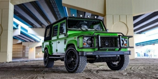 Класичний Land Rover Defender здивував кольором кузова