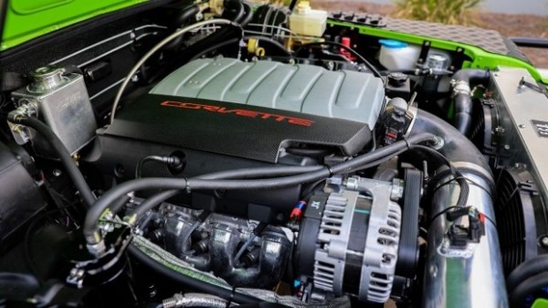 Класичний Land Rover Defender здивував кольором кузова